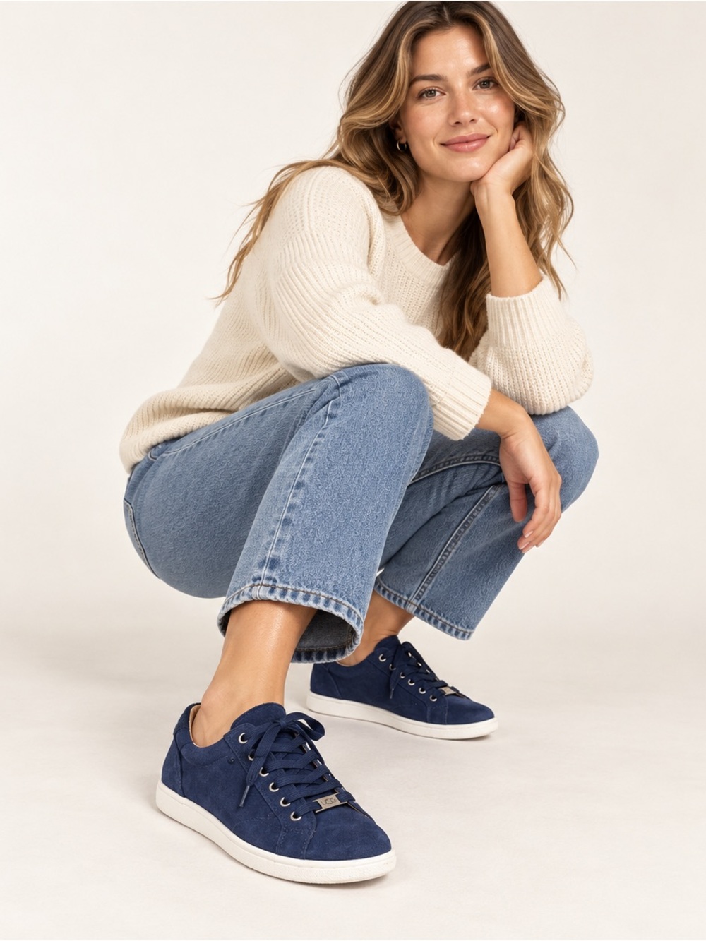 UGG Milo sneakers in navy blue suede. Size 9